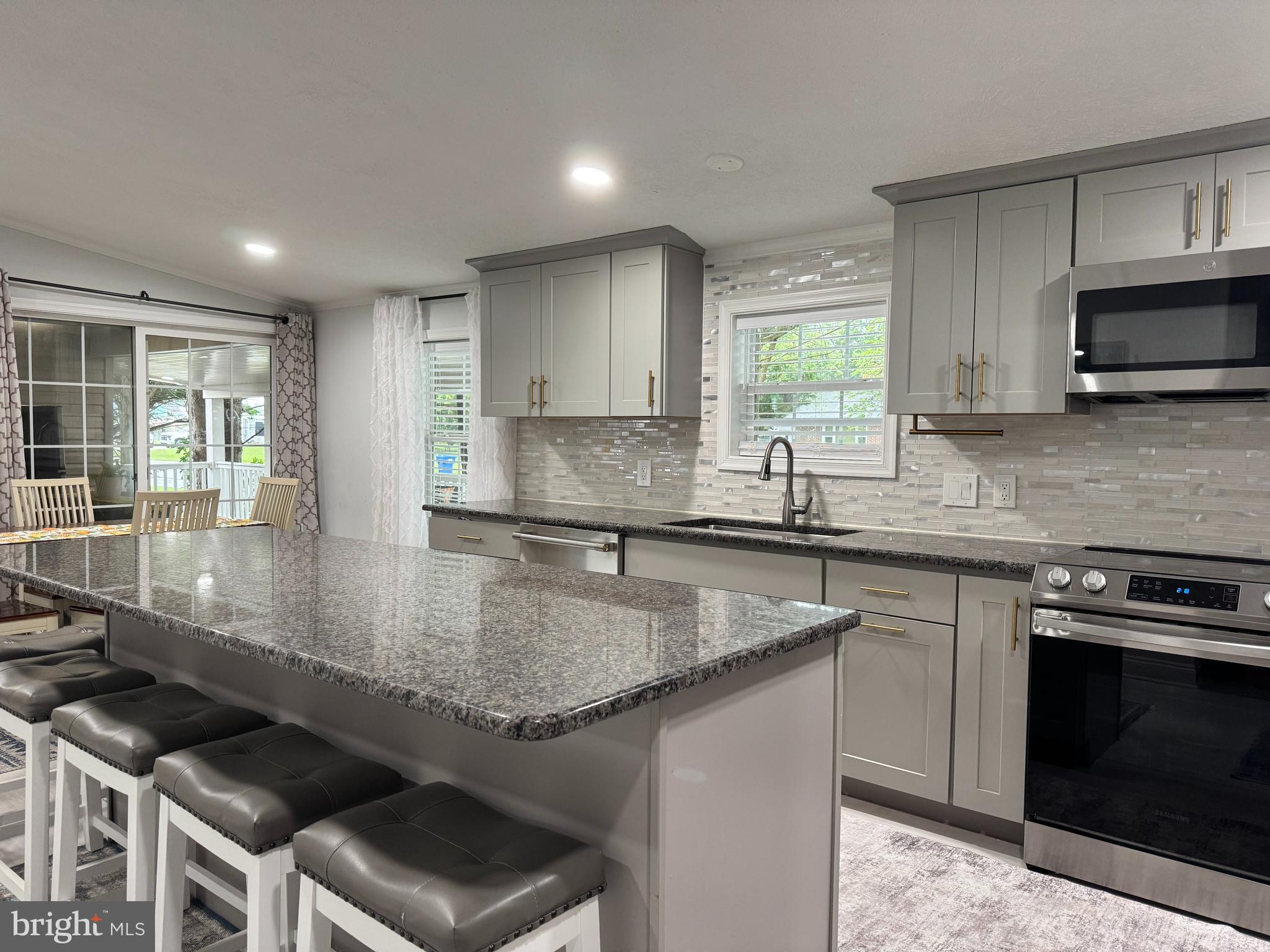 COUNTRY ESTATES - Residential