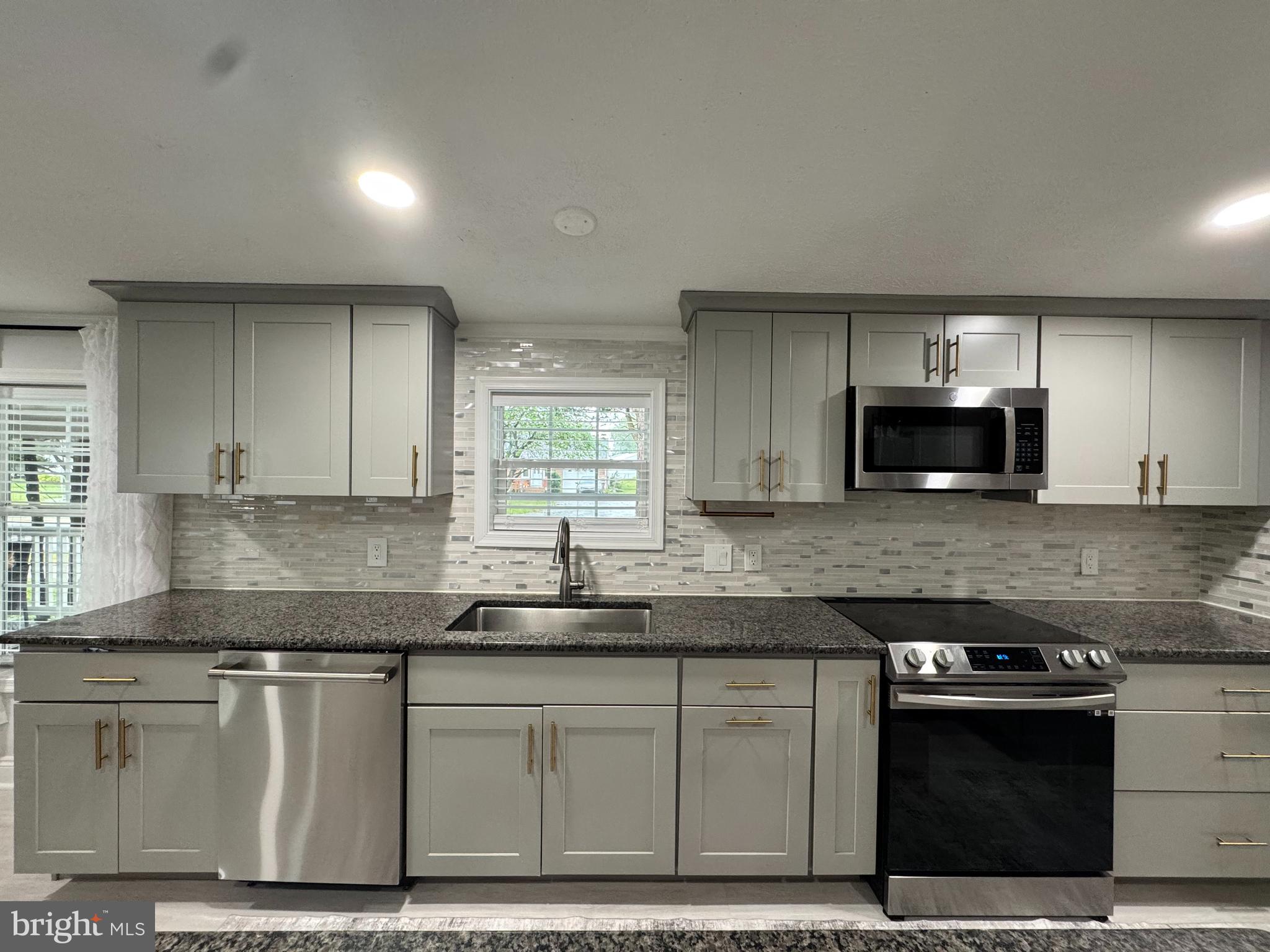 COUNTRY ESTATES - Residential