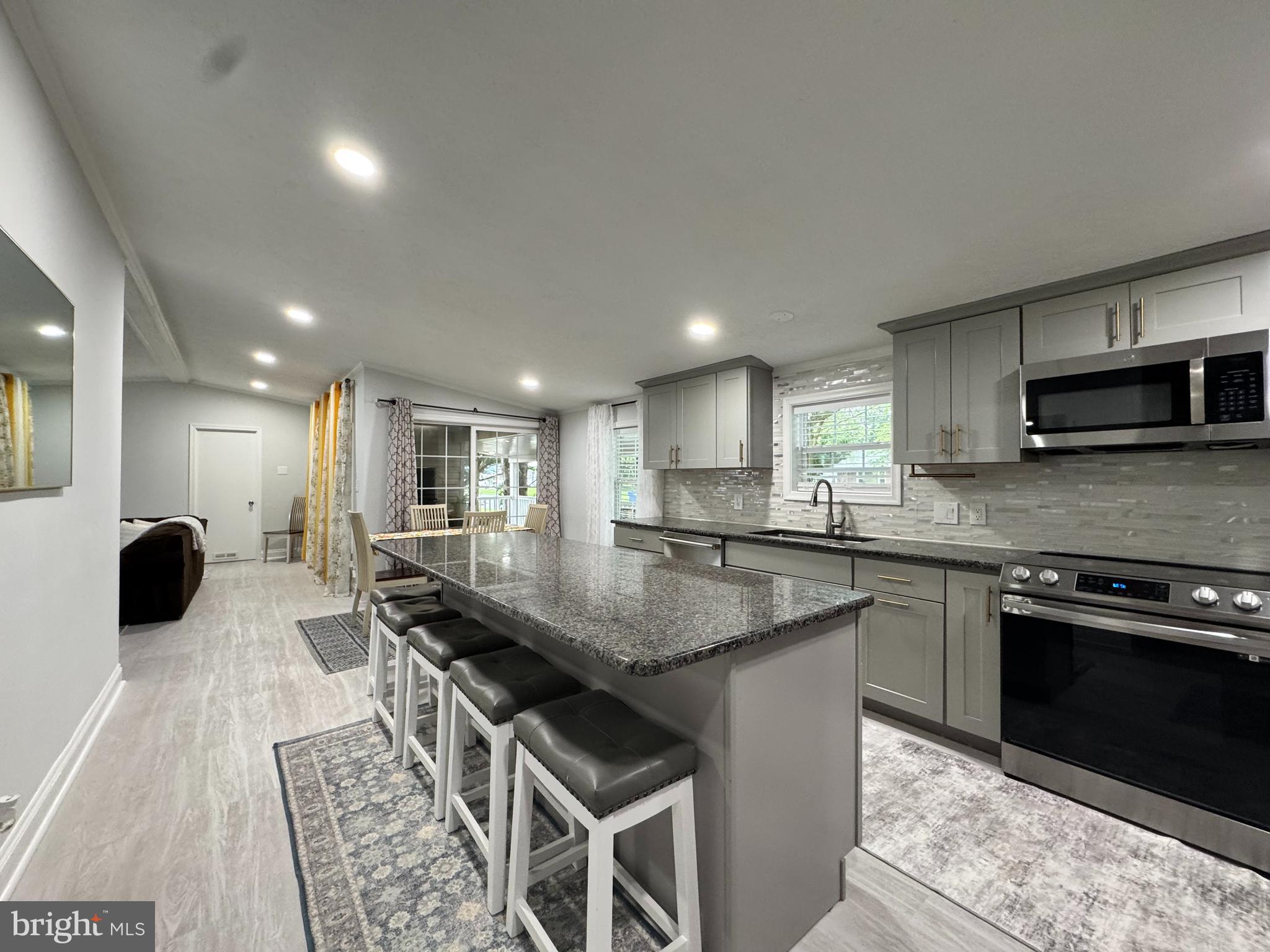 COUNTRY ESTATES - Residential