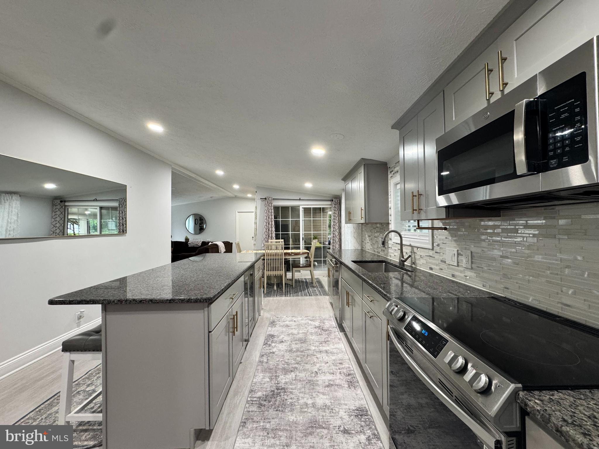 COUNTRY ESTATES - Residential