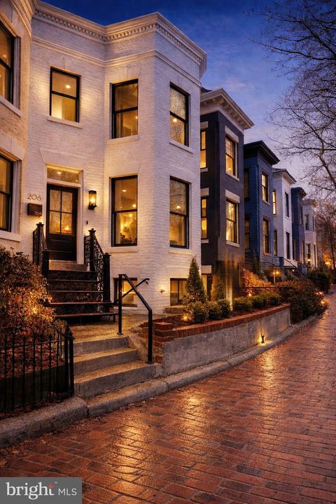 206 10TH STREET NE WASHINGTON DC 20002