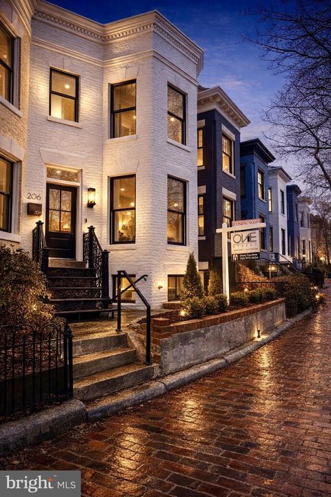 206 10TH STREET NE WASHINGTON DC 20002