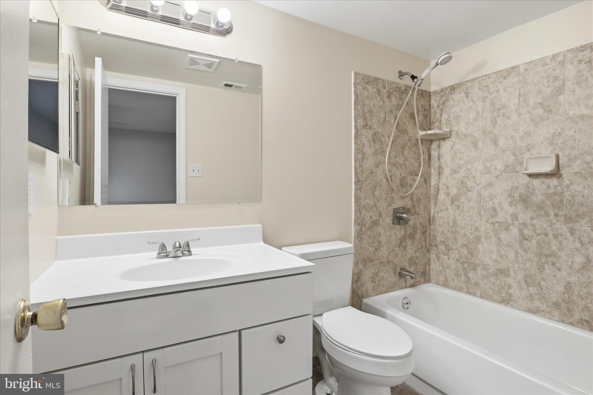 VISTAS OF VIENNA CONDOMINIUMS - Residential