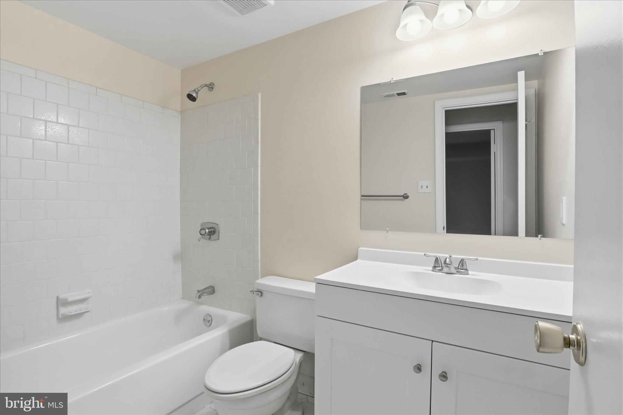 VISTAS OF VIENNA CONDOMINIUMS - Residential