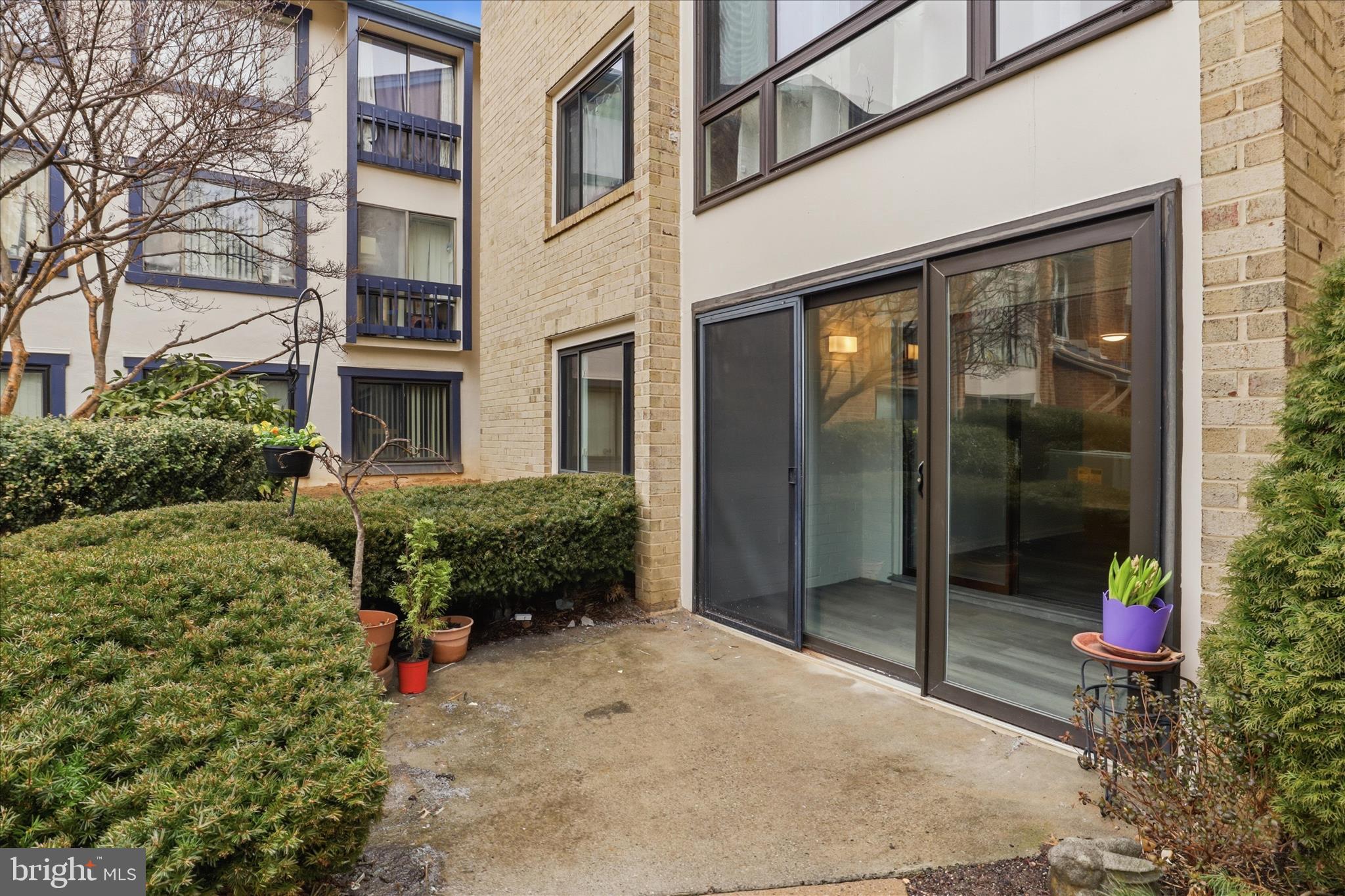 VISTAS OF VIENNA CONDOMINIUMS - Residential