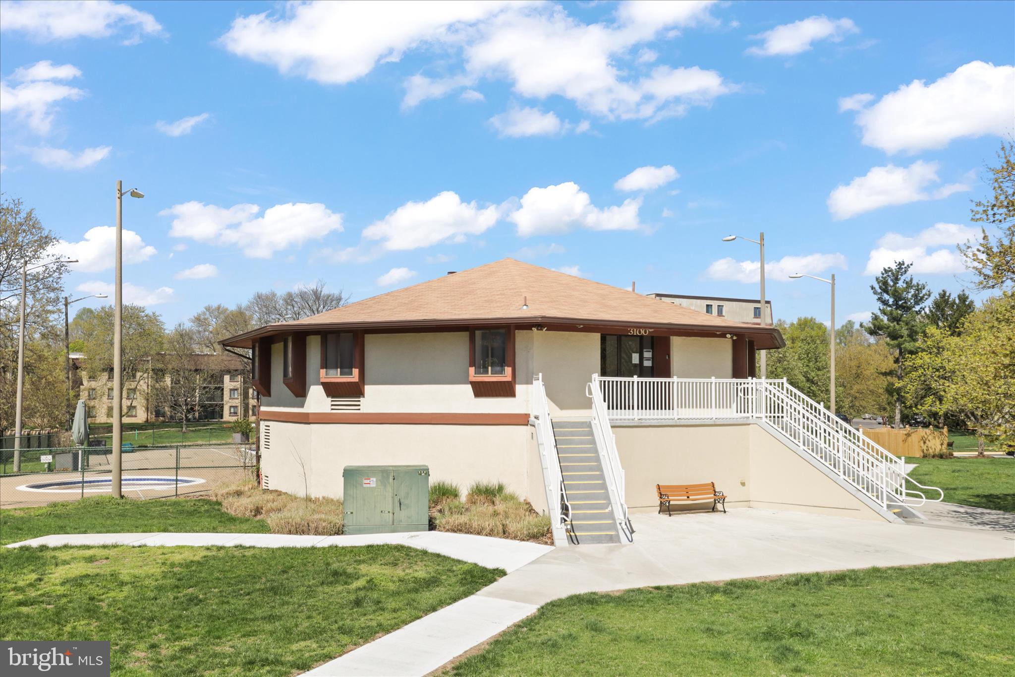 VISTAS OF VIENNA CONDOMINIUMS - Residential