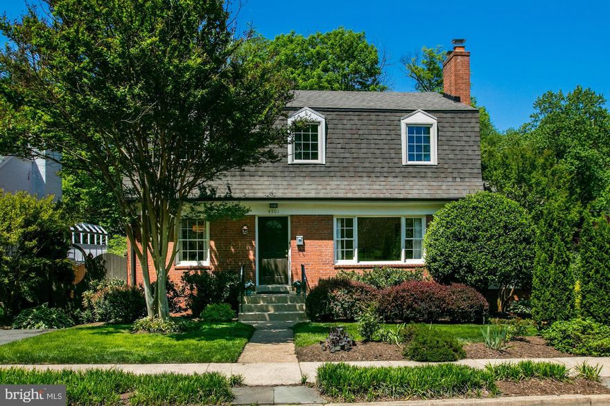 TRUE LOT SIZE -10,454 sq ft! Beautifully maintained dutch colonial w/ 3 bedrms & 3 baths, hardwds, built-ins & loads of charm! Eat-in kitchen w/white cabinets, family rm off kitchen, separate dining & living rooms. Lower lvl has new carpeting, bright rec rm & den! Freshly painted! Beautiful backyard w/custom built shed! Jamestown, Williamsburg, Yorktown.