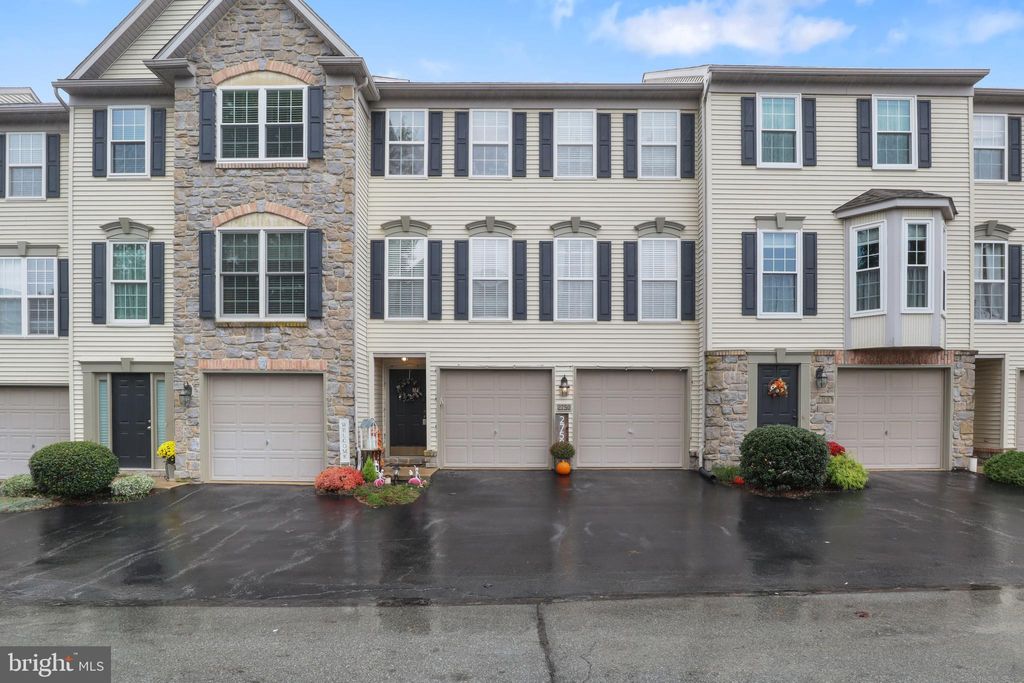 Photo of 2750 Hunters Crest Drive #4, YORK, PA 17402 (MLS # PAYK2090562)