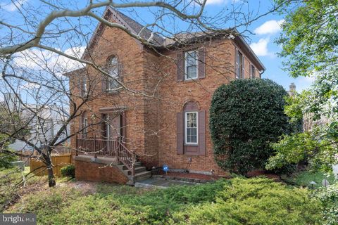 Townhouse For Sale - 2851 Yarn Court<br/> Fairfax County, FALLS CHURCH, VA 22042