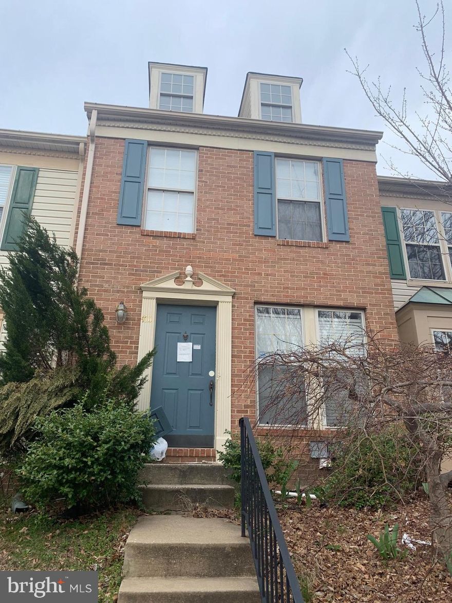 Great large home at a great price. Cash, conventional rehab financing or FHA 203K rehab financing only. Lender letter must state it is rehab financing. Seller will not turn on utilities for inspections. Plumbing has failed pressure test.