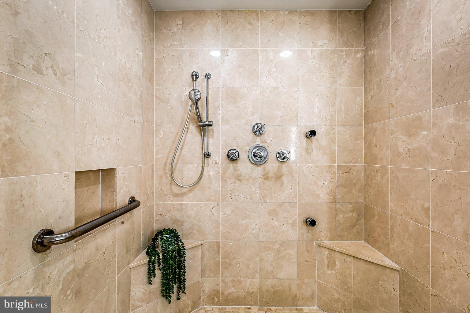 THE RITZ-CARLTON RESIDENCES - Residential