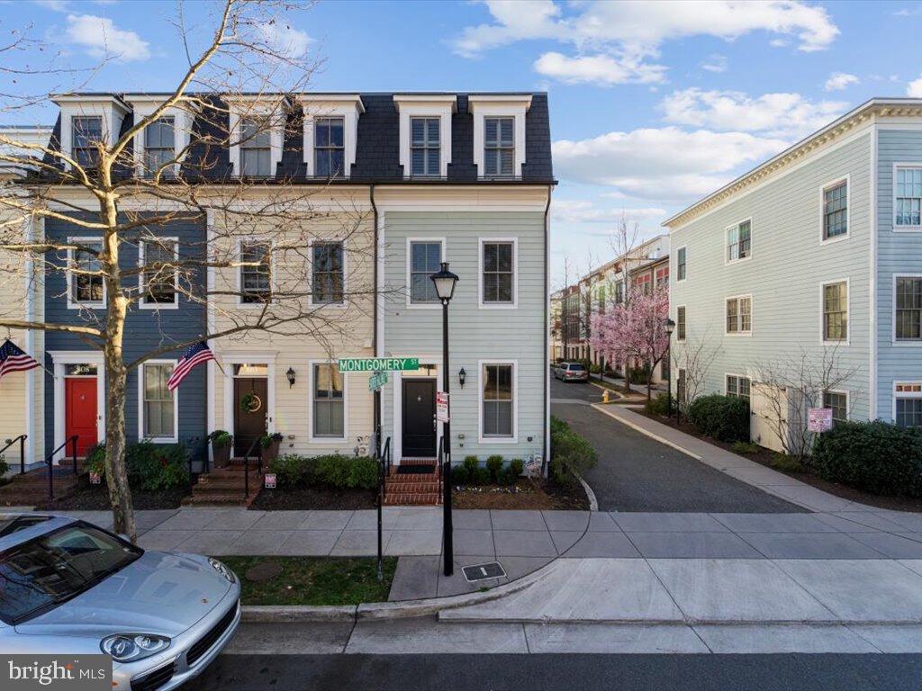 OLD TOWN COMMONS - Residential