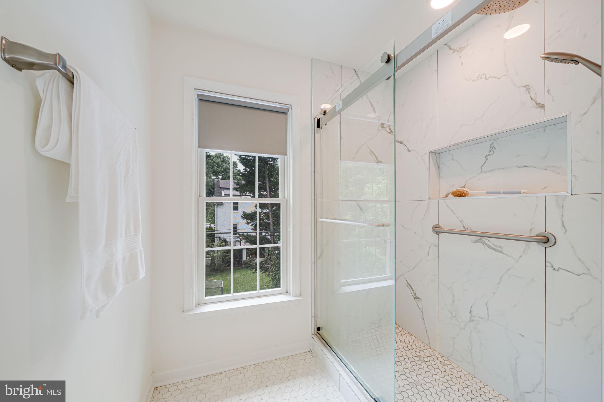 LARCHMONT - Residential