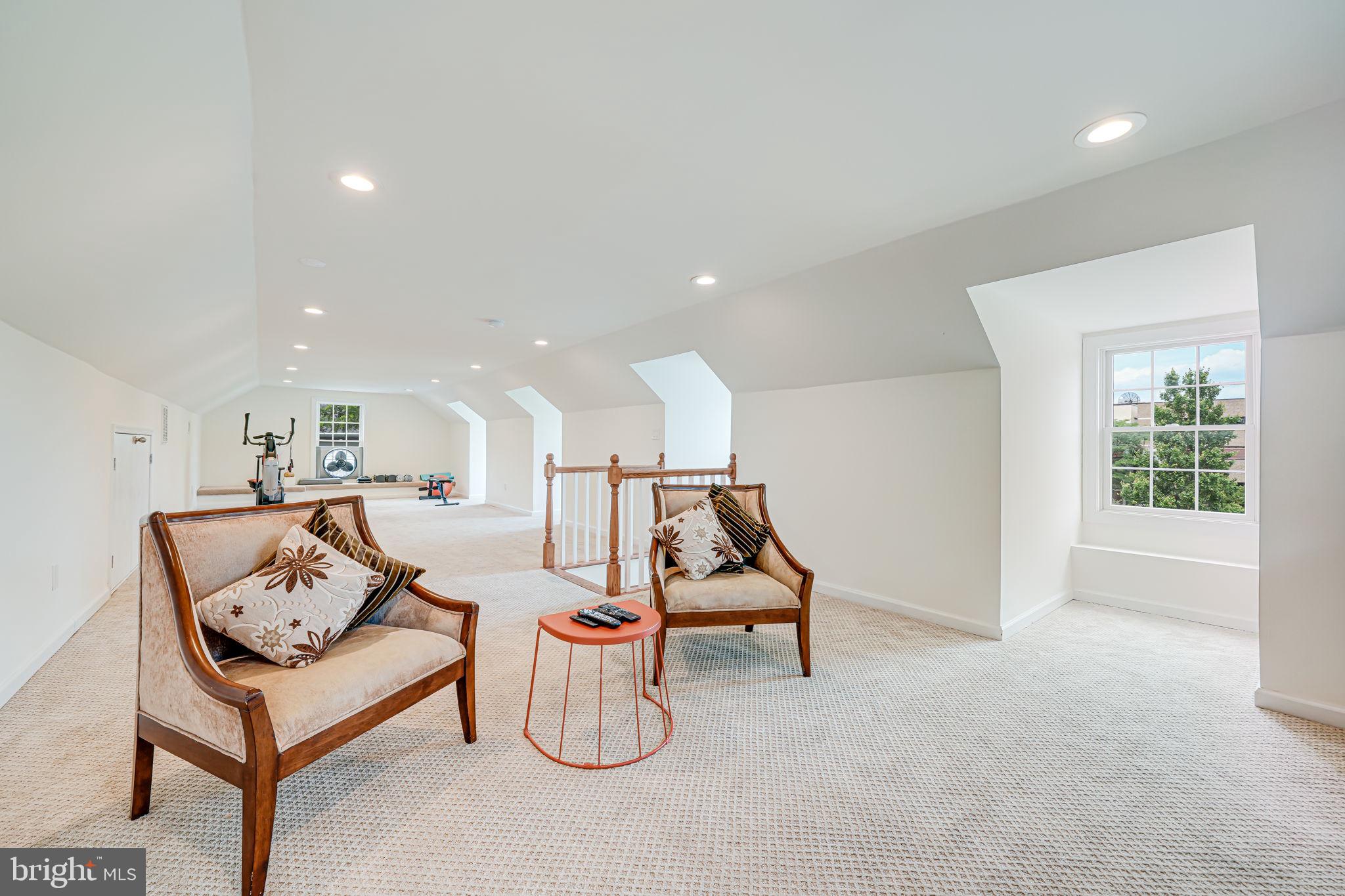 LARCHMONT - Residential