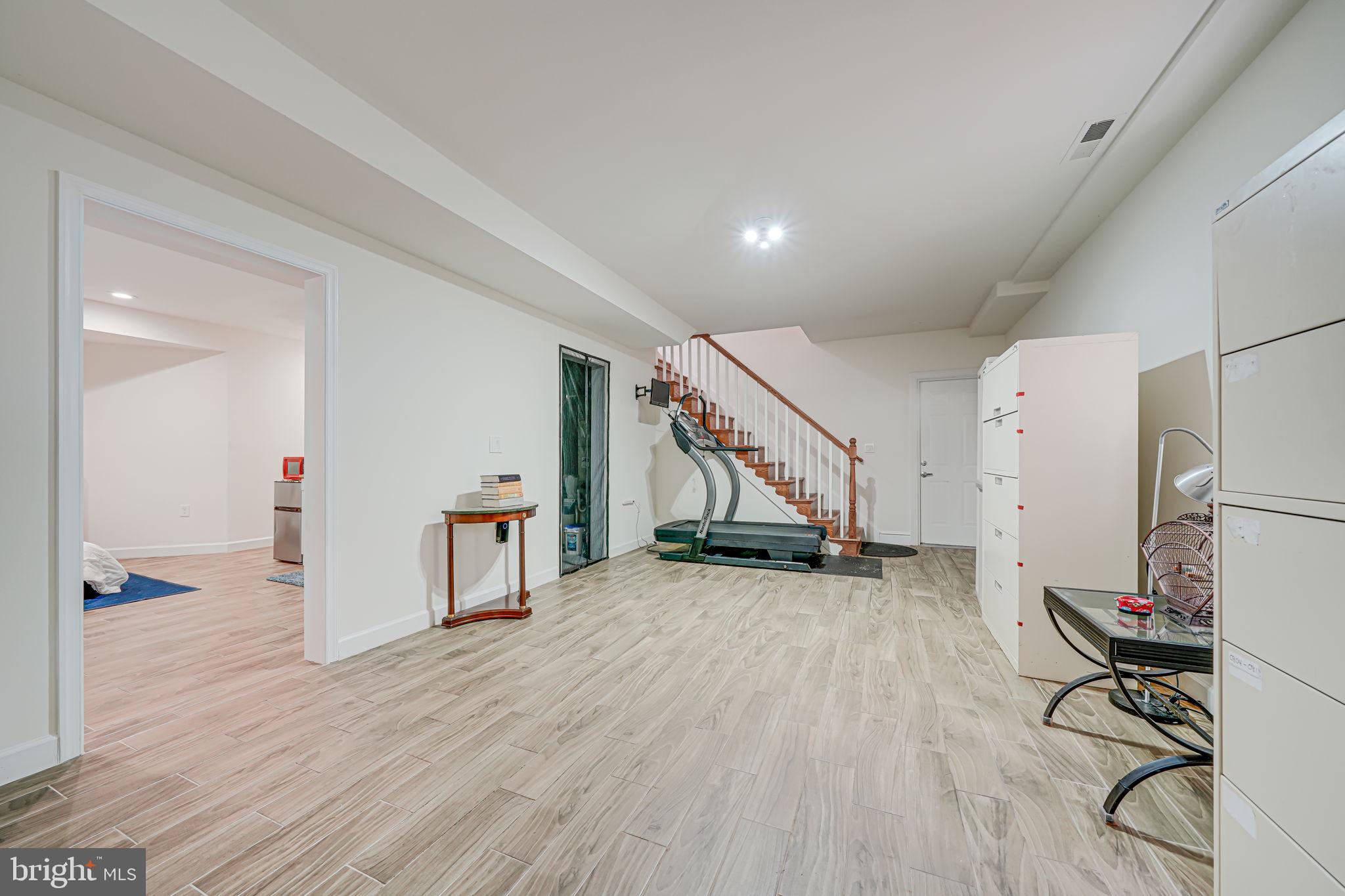 LARCHMONT - Residential