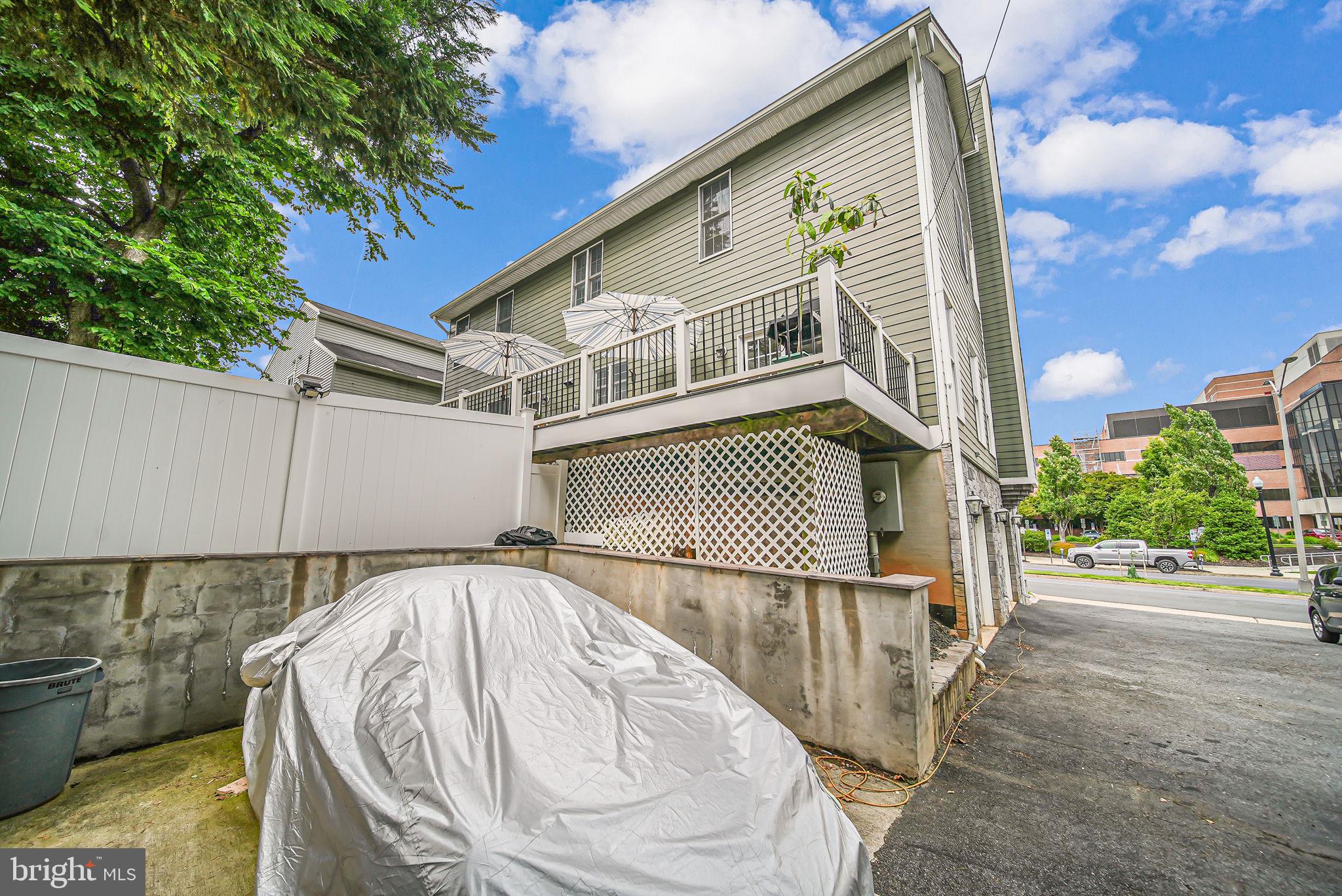 LARCHMONT - Residential