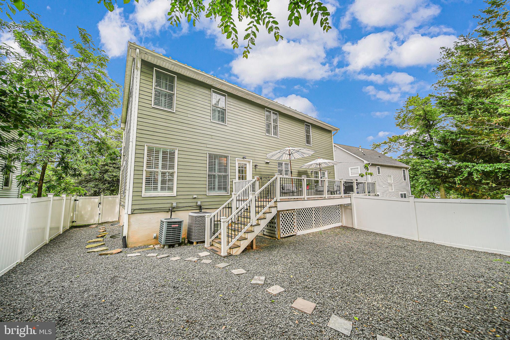 LARCHMONT - Residential