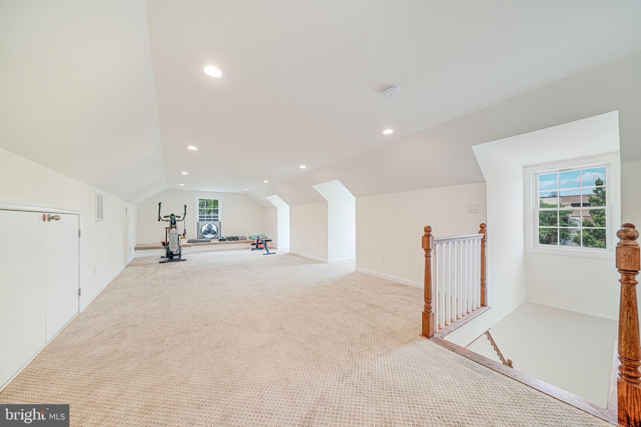 LARCHMONT - Residential