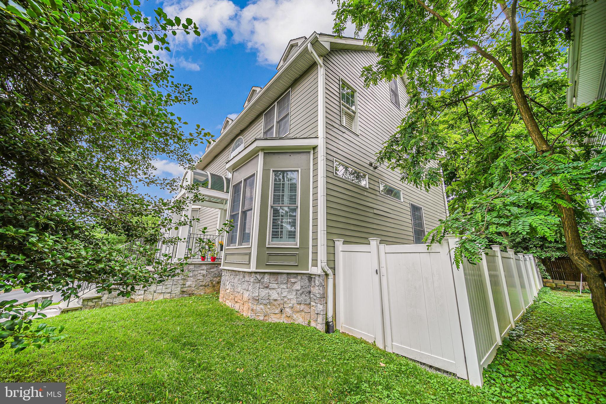 LARCHMONT - Residential