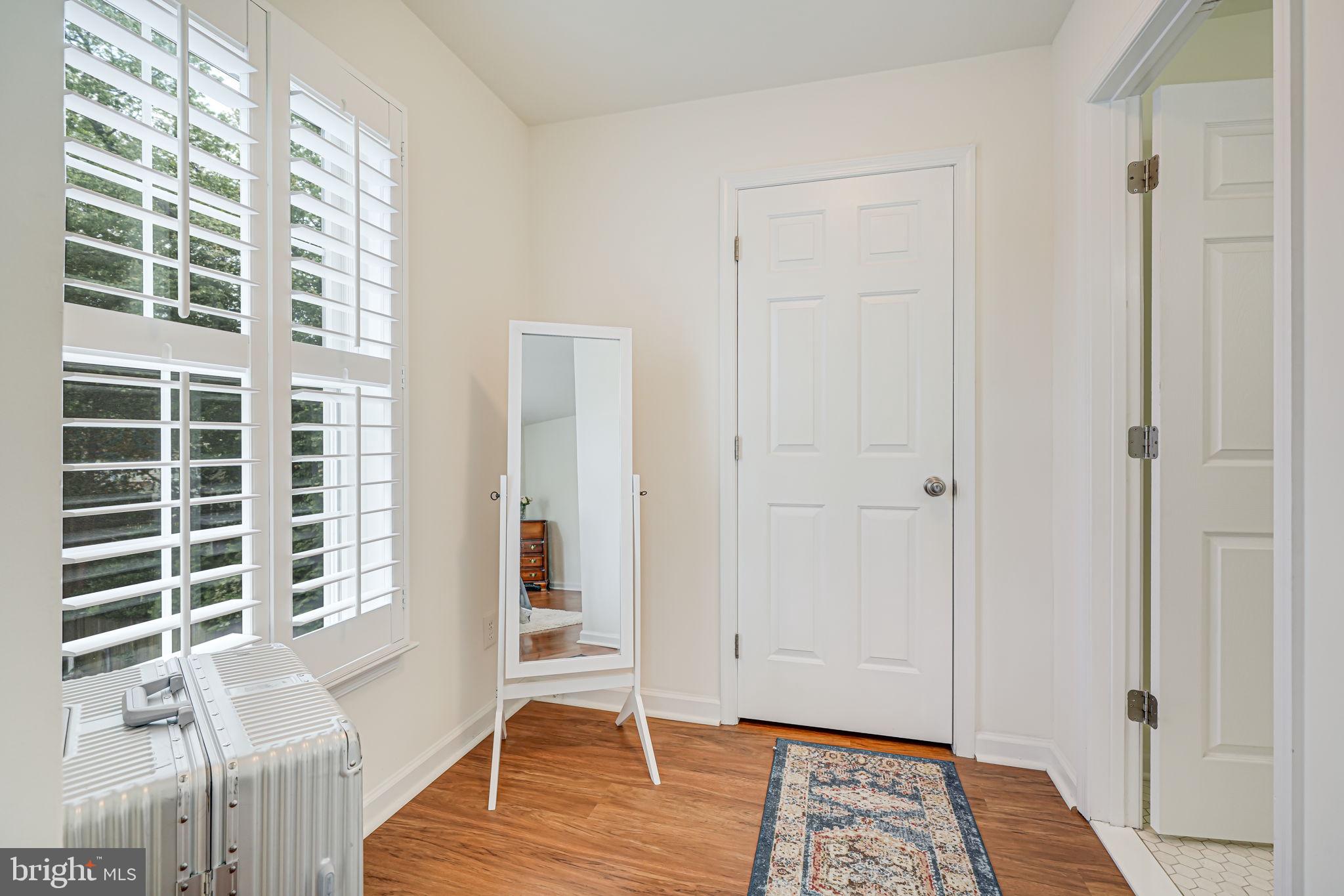 LARCHMONT - Residential