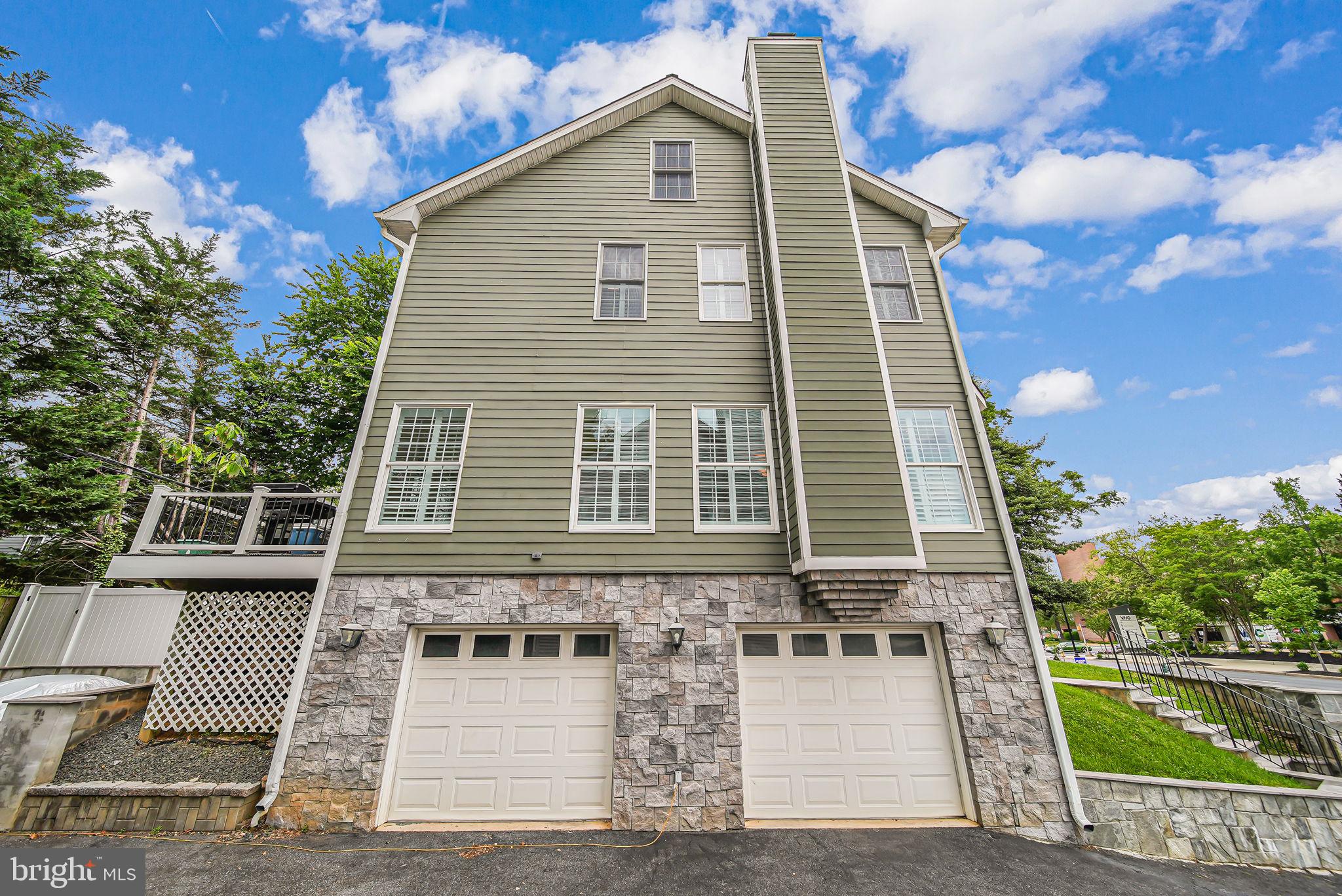 LARCHMONT - Residential