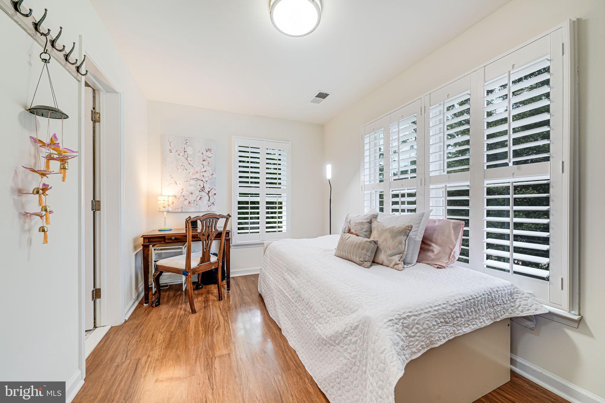 LARCHMONT - Residential