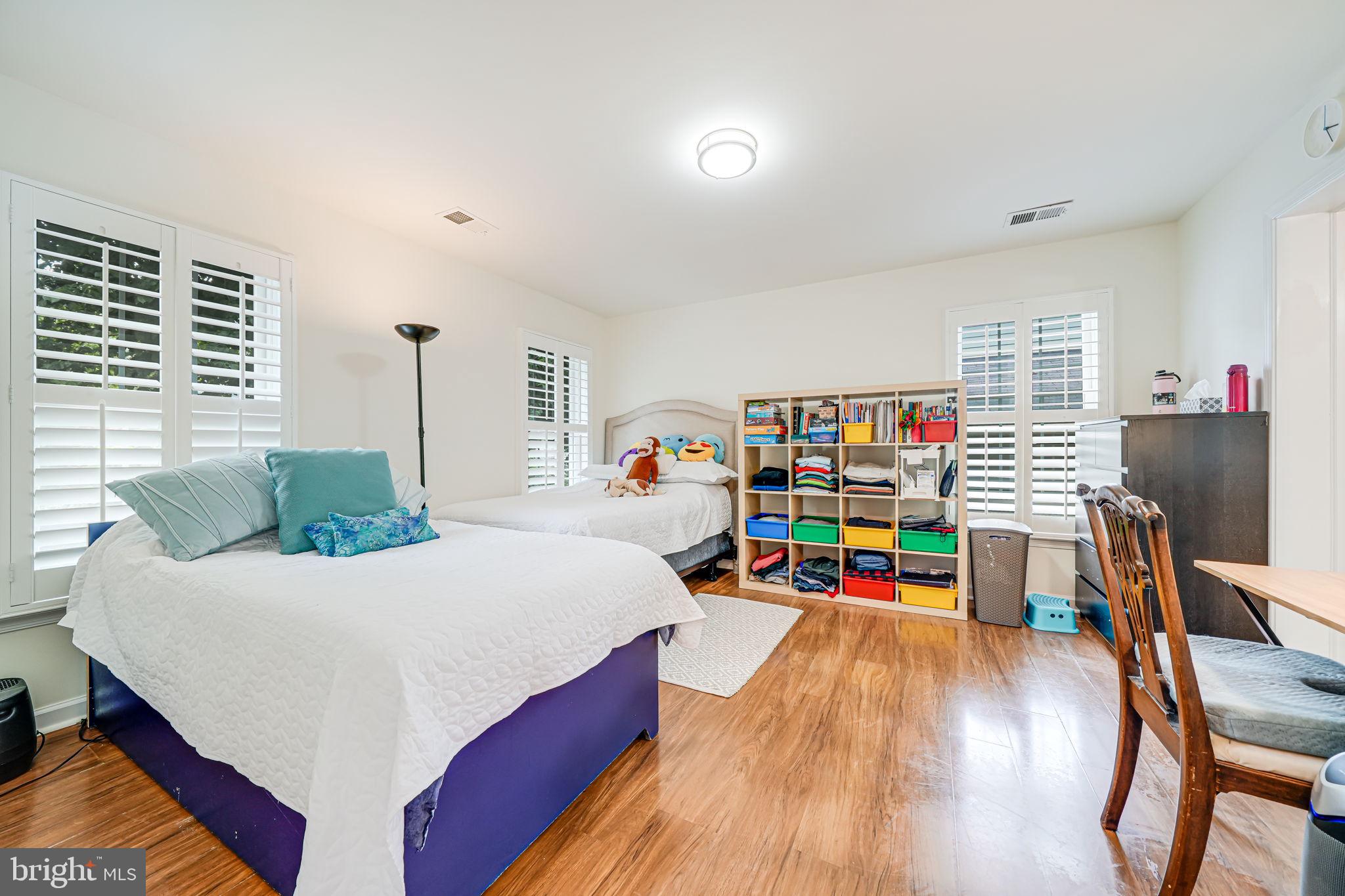 LARCHMONT - Residential