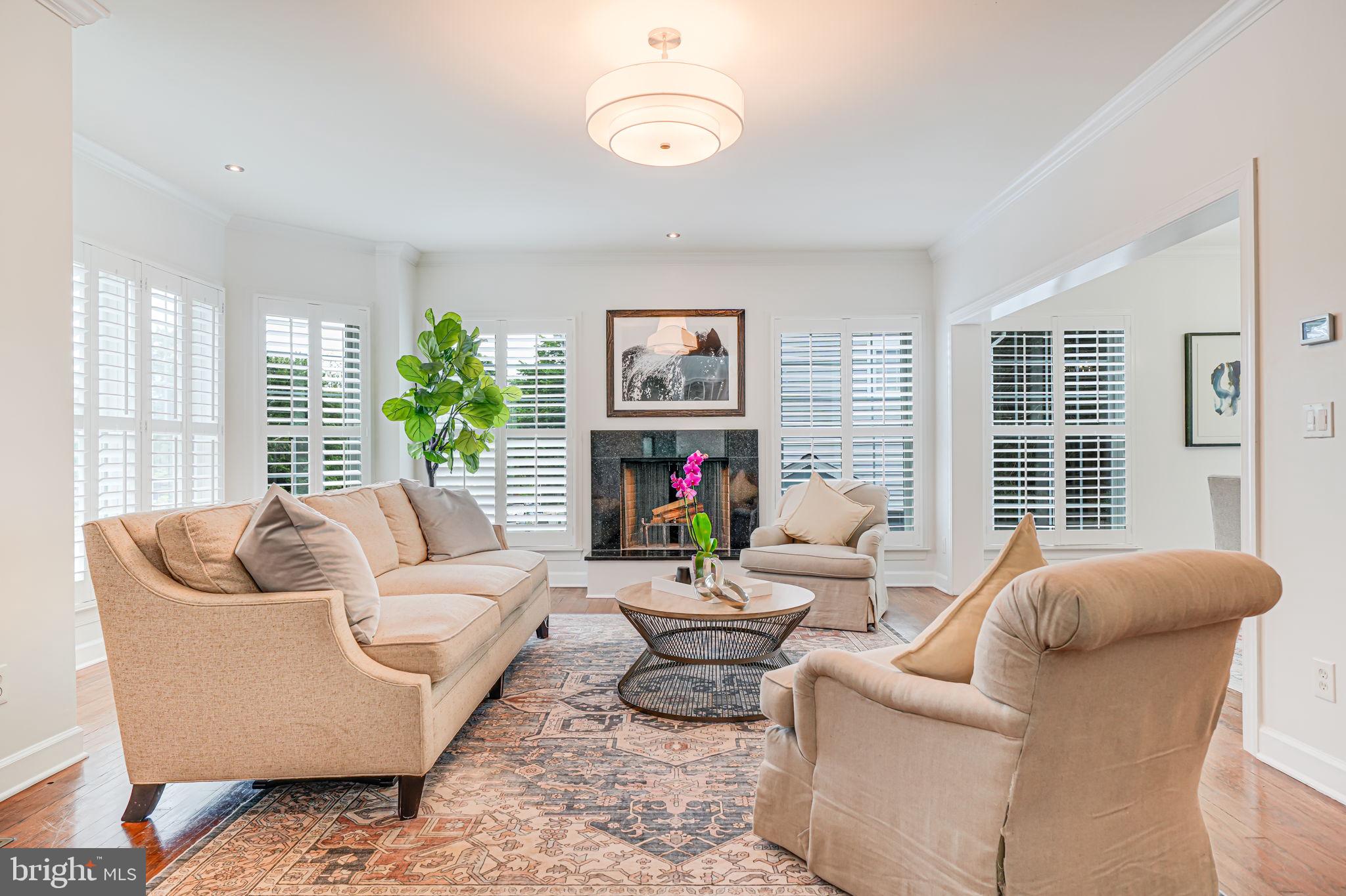 LARCHMONT - Residential