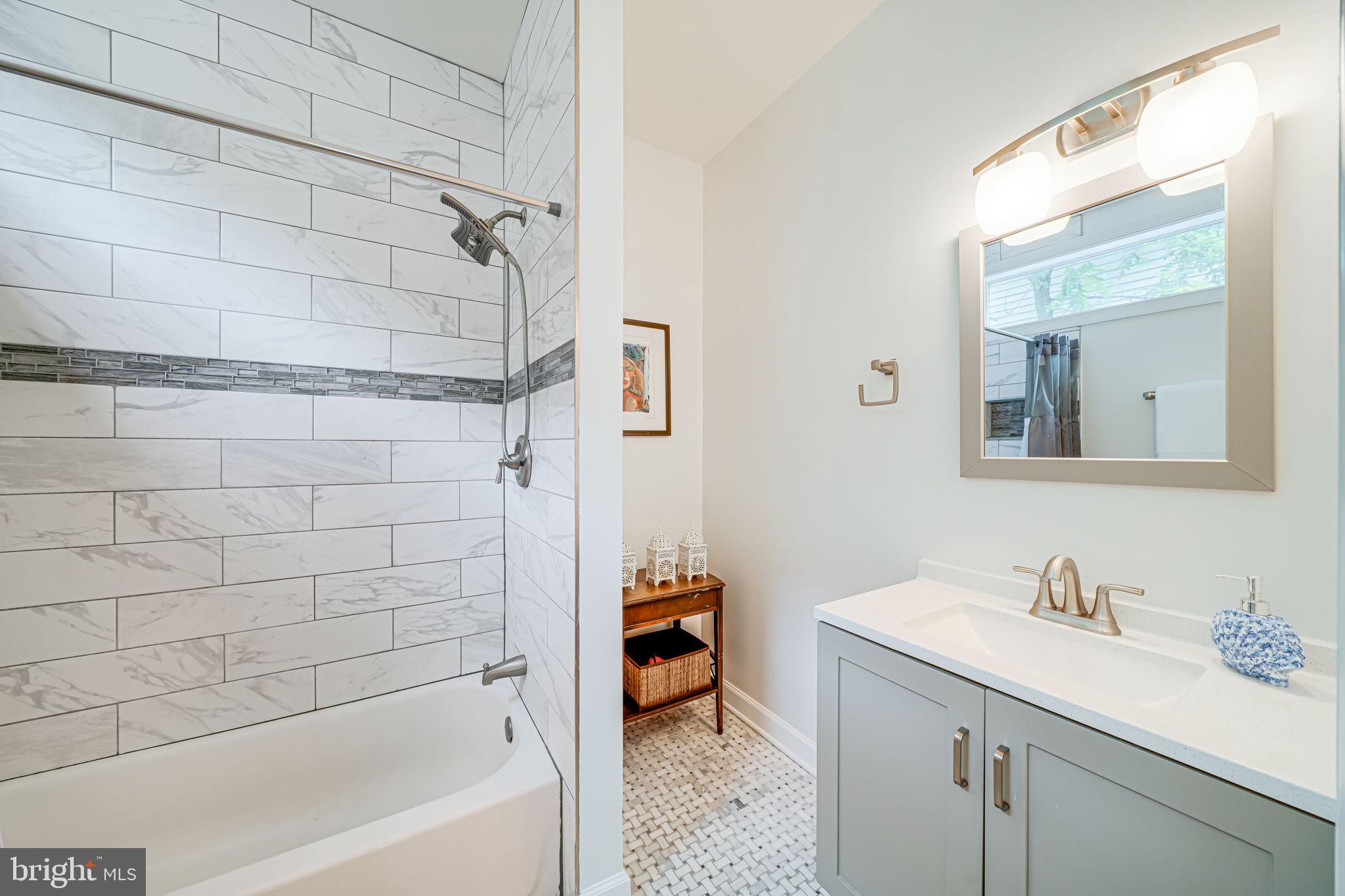 LARCHMONT - Residential