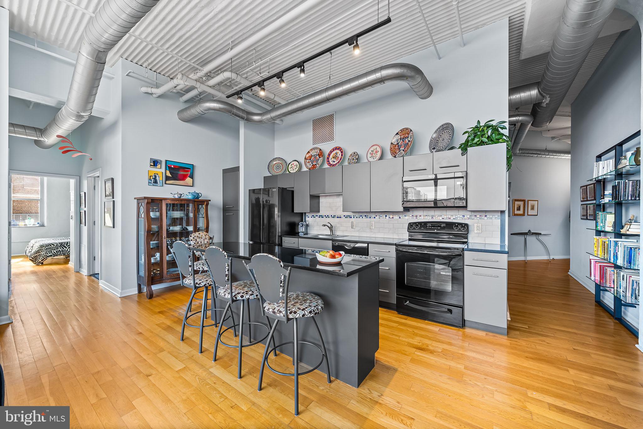 LOGAN SQUARE - Residential