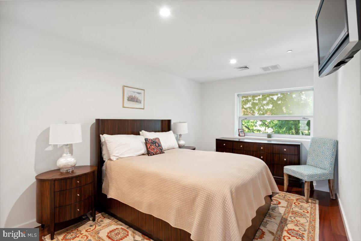 LOGAN SQUARE - Residential