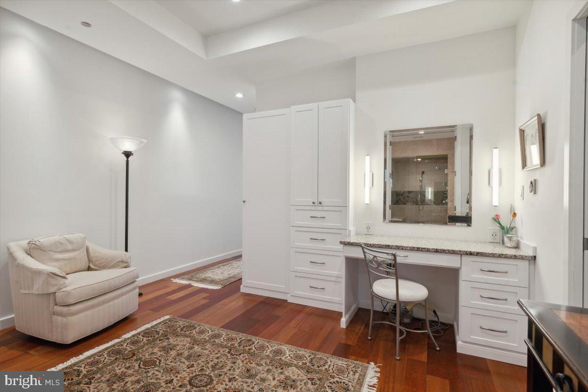 LOGAN SQUARE - Residential