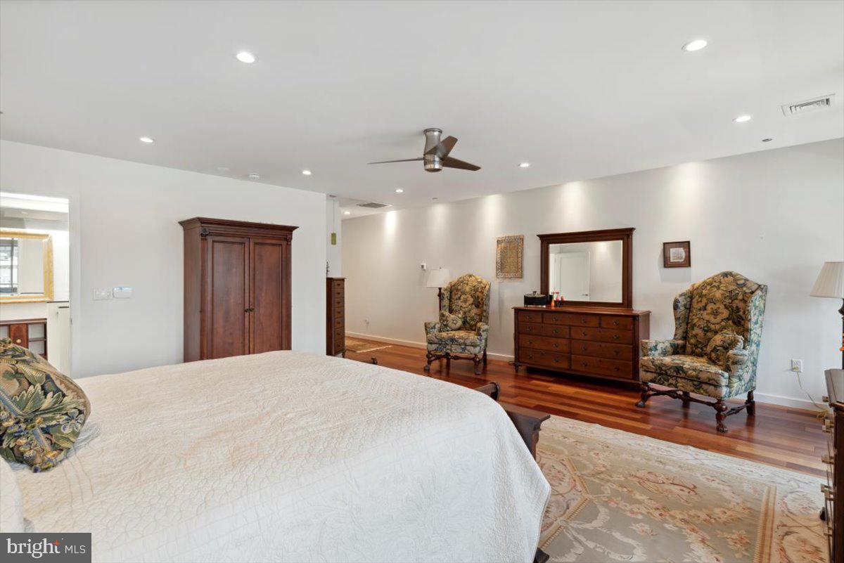 LOGAN SQUARE - Residential