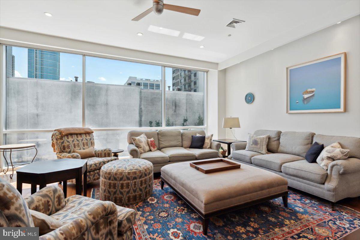 LOGAN SQUARE - Residential