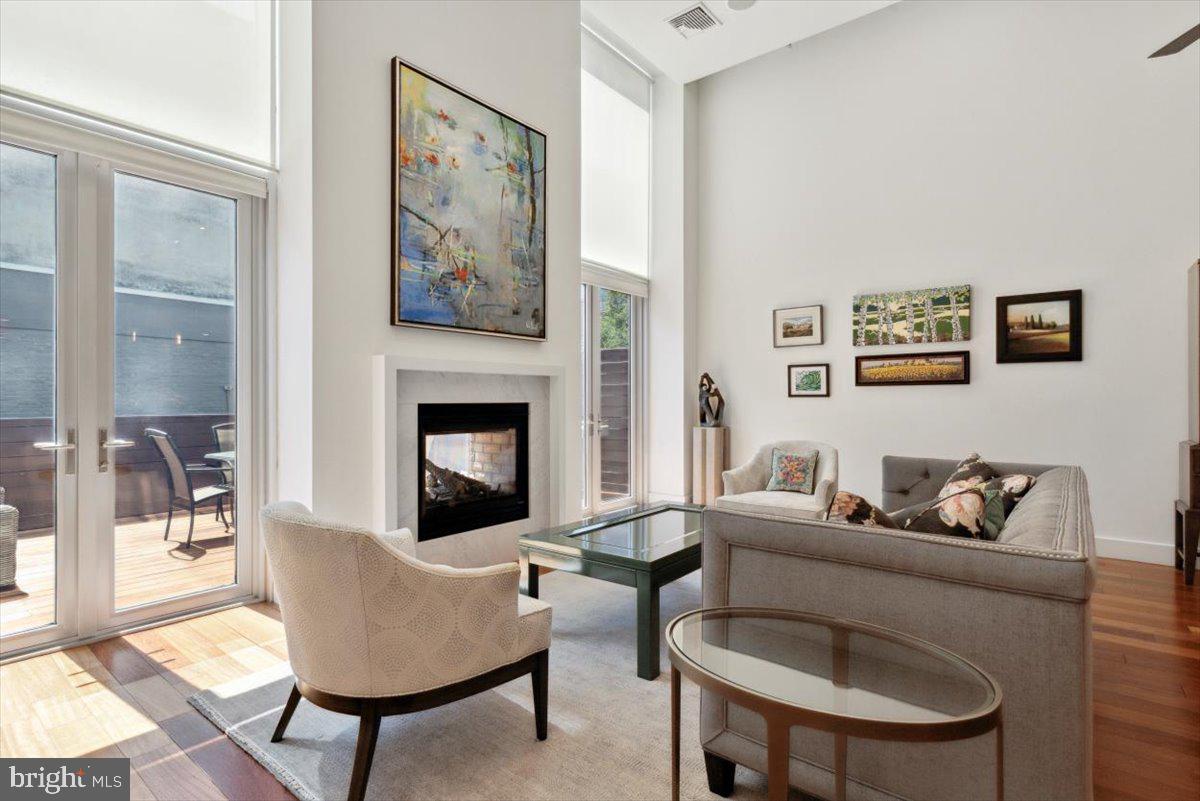 LOGAN SQUARE - Residential