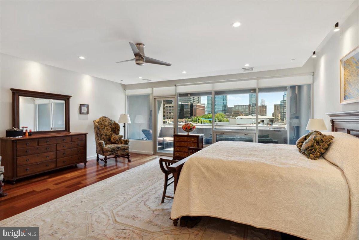 LOGAN SQUARE - Residential