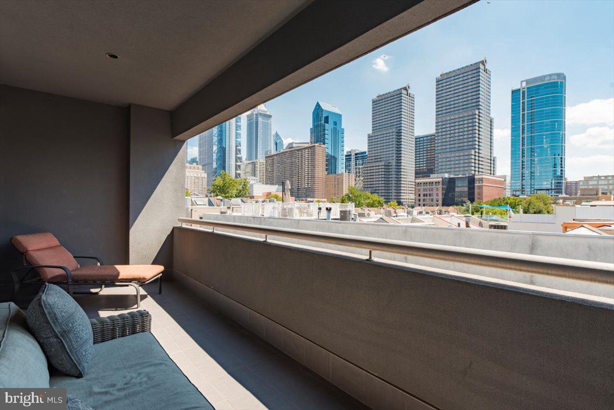 LOGAN SQUARE - Residential