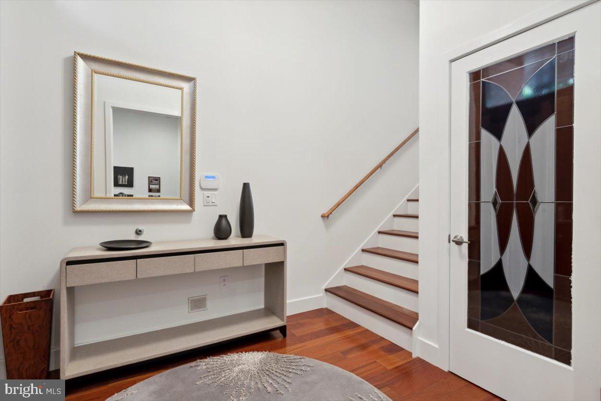 LOGAN SQUARE - Residential