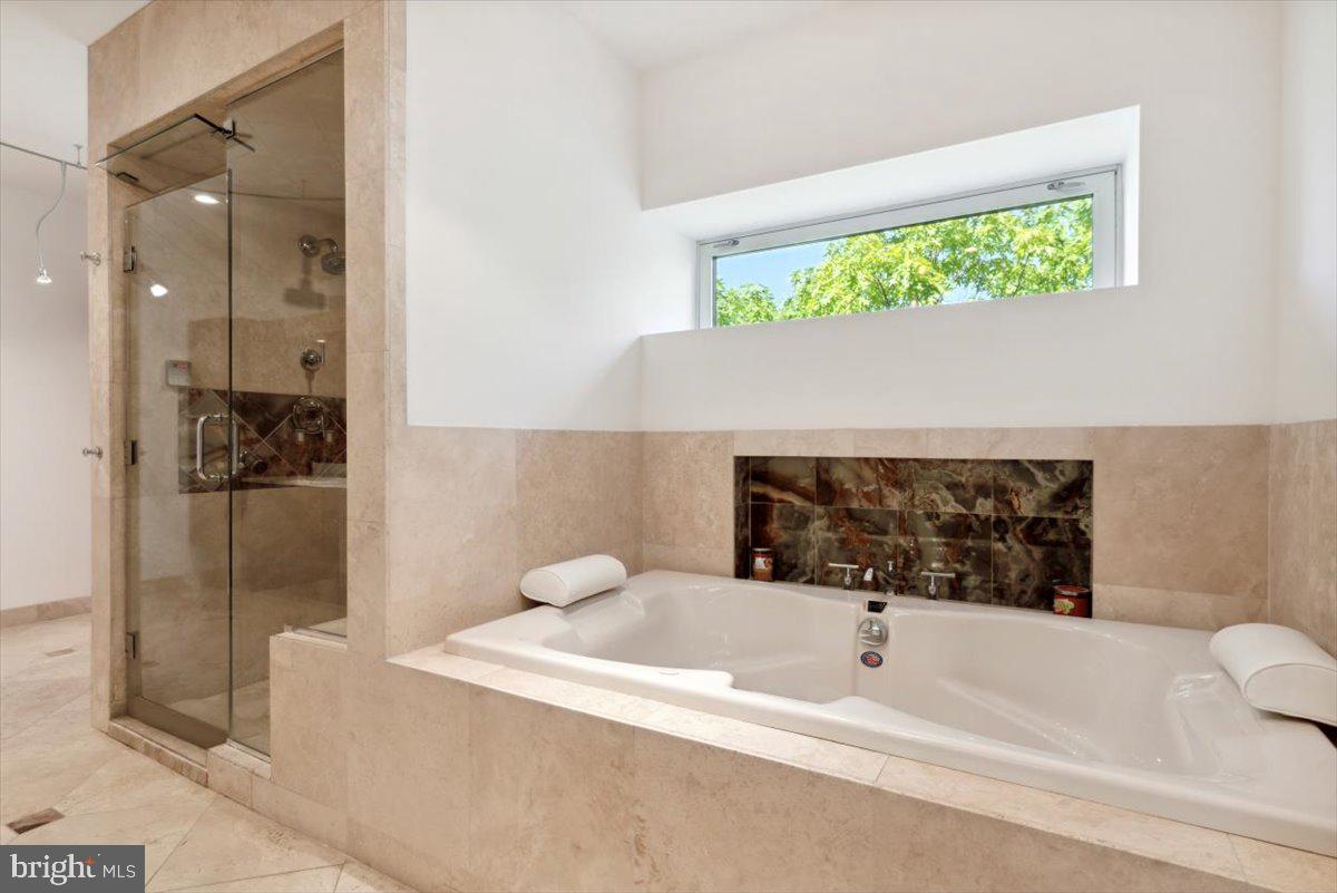 LOGAN SQUARE - Residential