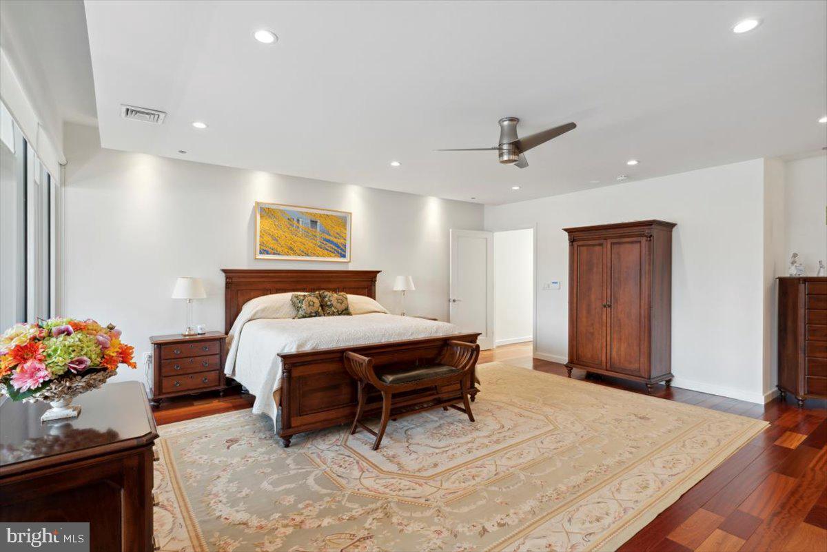 LOGAN SQUARE - Residential