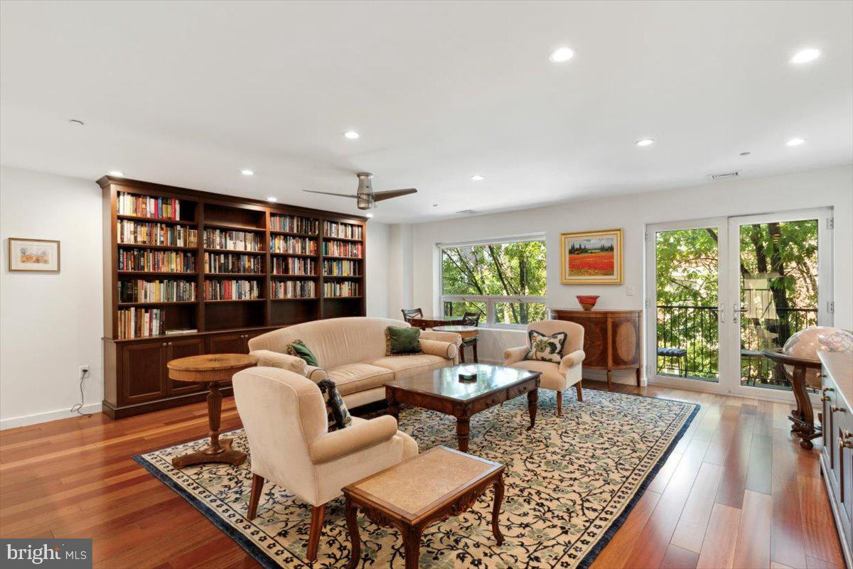 LOGAN SQUARE - Residential