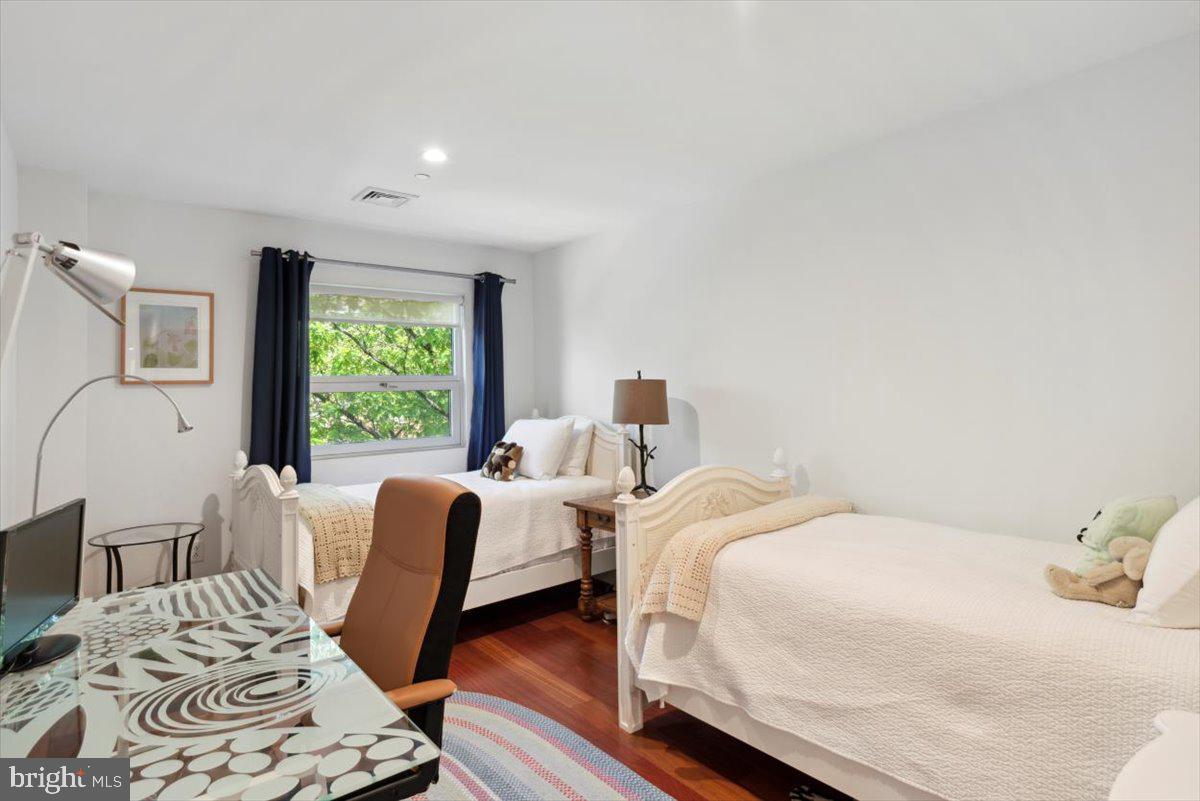 LOGAN SQUARE - Residential