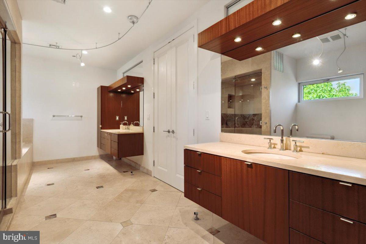 LOGAN SQUARE - Residential