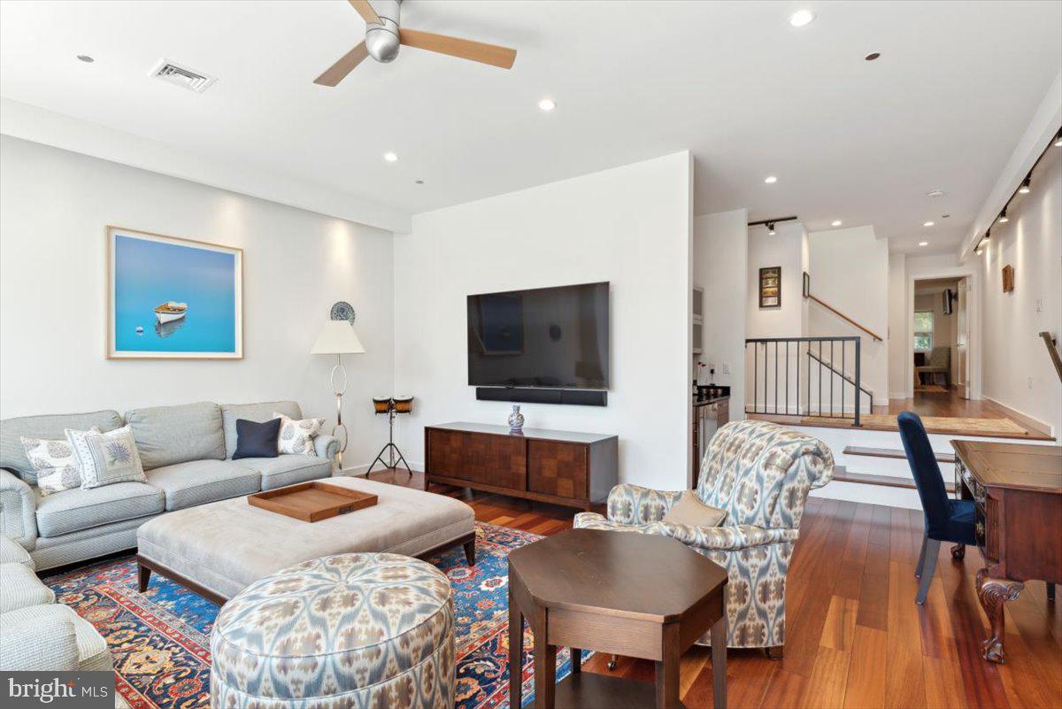 LOGAN SQUARE - Residential