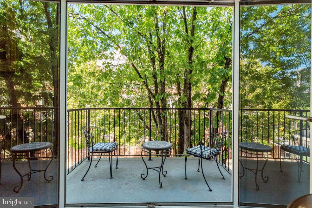 LOGAN SQUARE - Residential