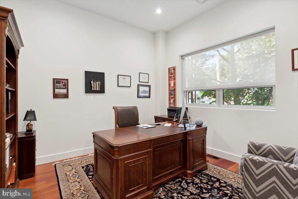 LOGAN SQUARE - Residential