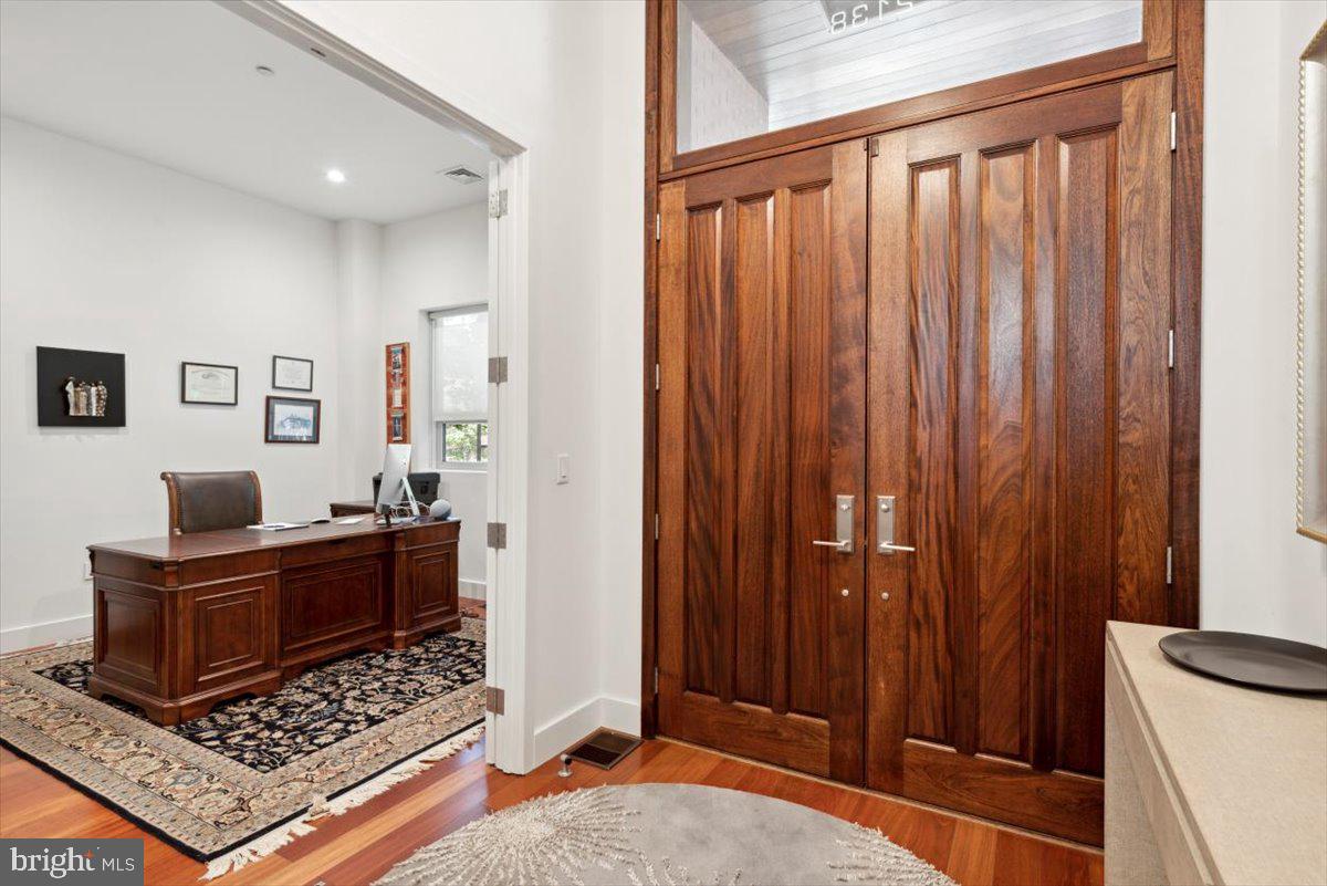 LOGAN SQUARE - Residential