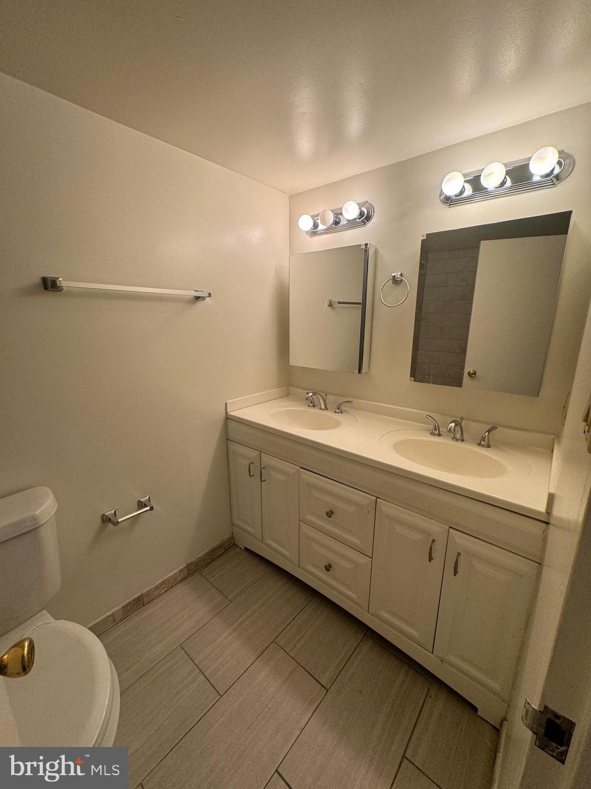 PROMENADE TOWERS - Residential Lease