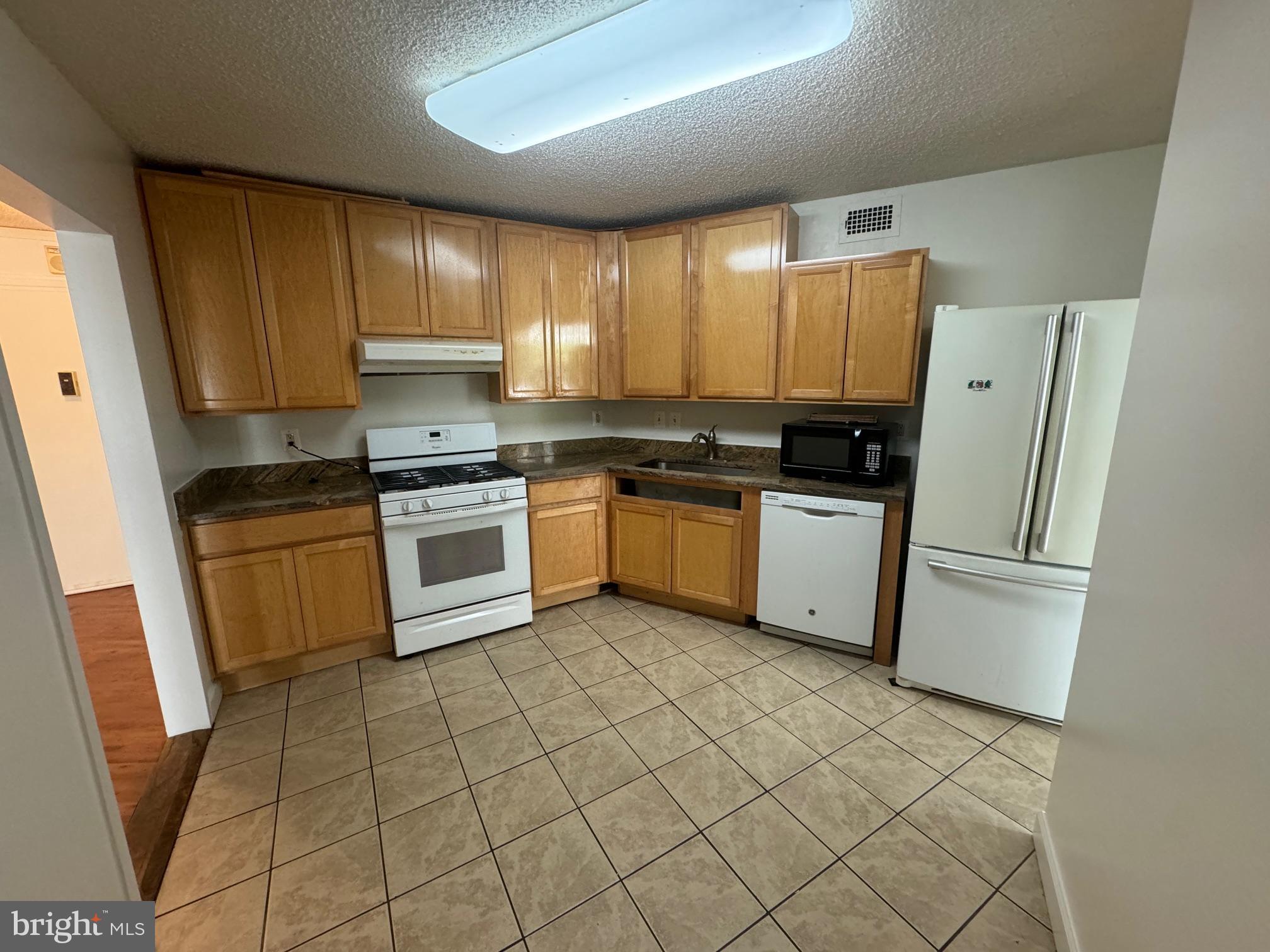 PROMENADE TOWERS - Residential Lease