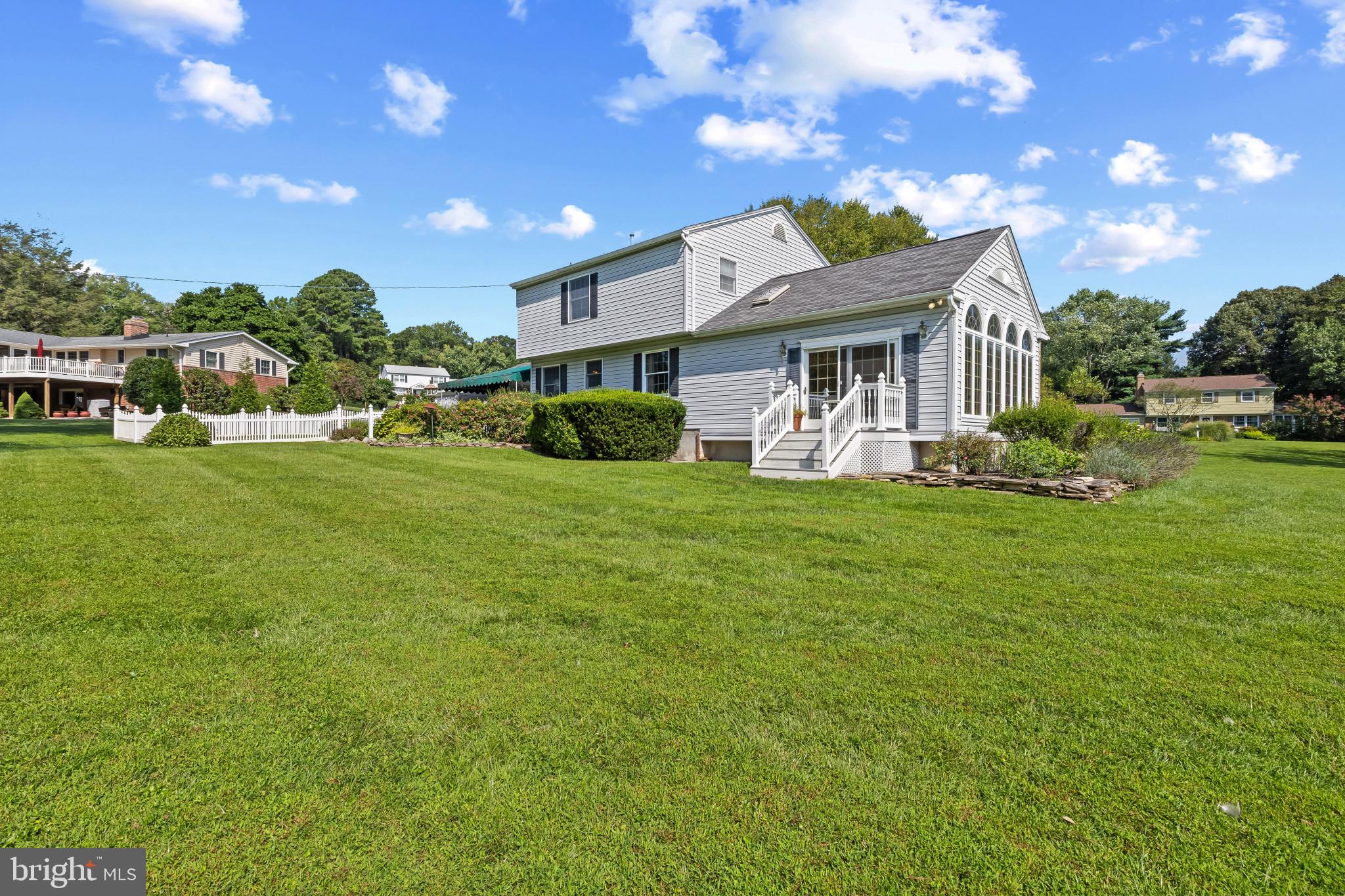 5015 W LAKE CIRCLE
